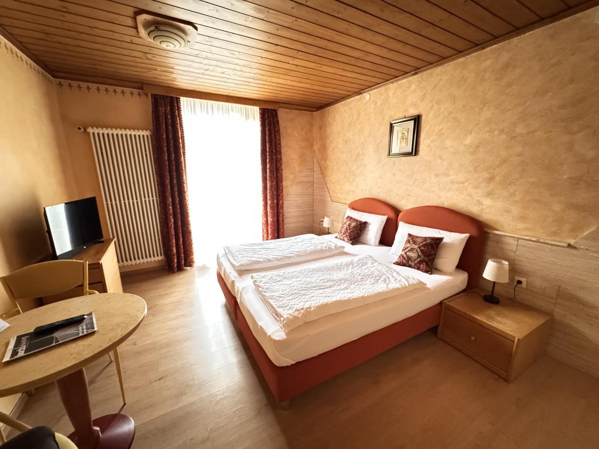 Black Forest Hotel تودتناو الغرفة الصورة