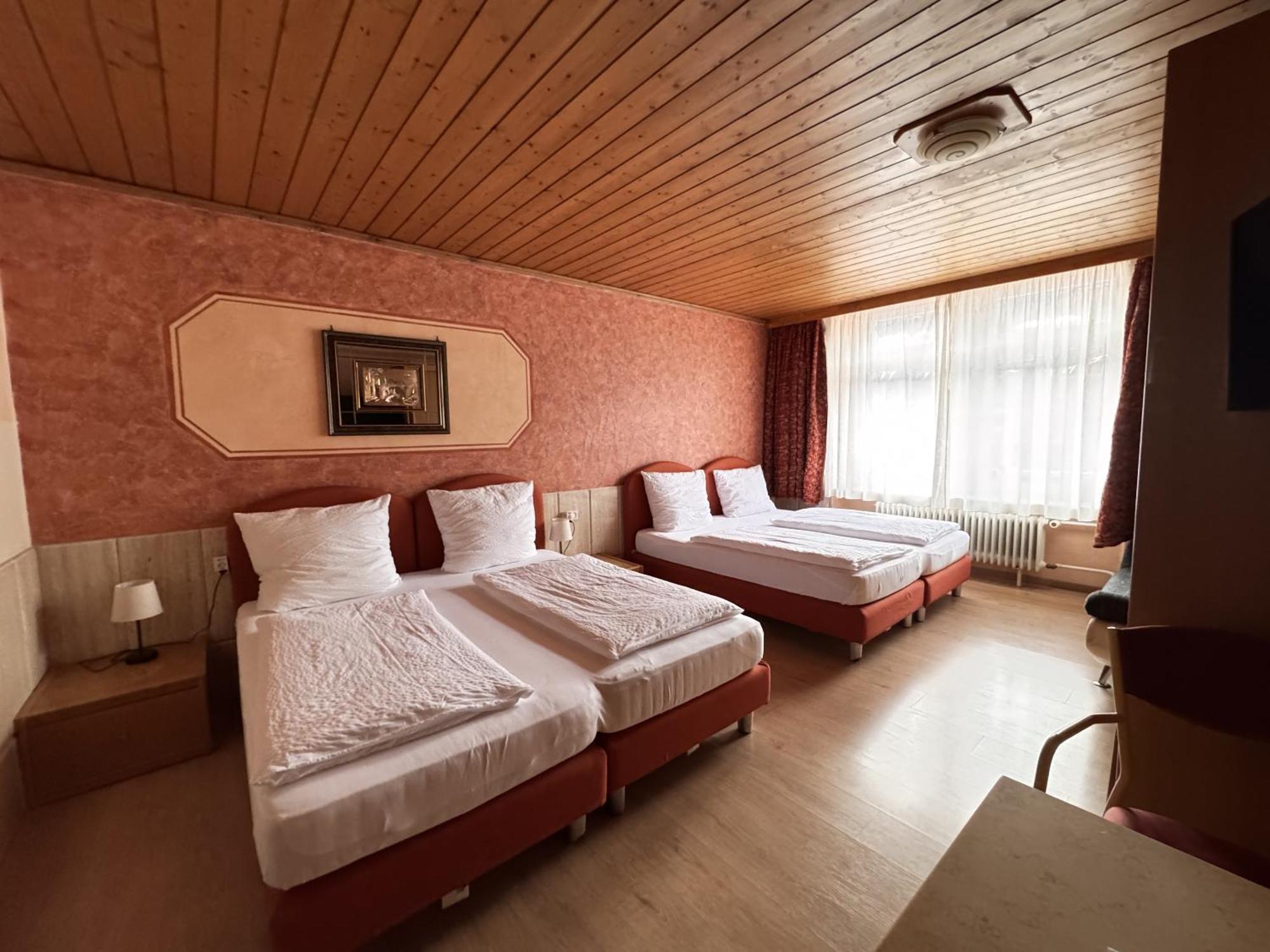 Black Forest Hotel تودتناو الغرفة الصورة