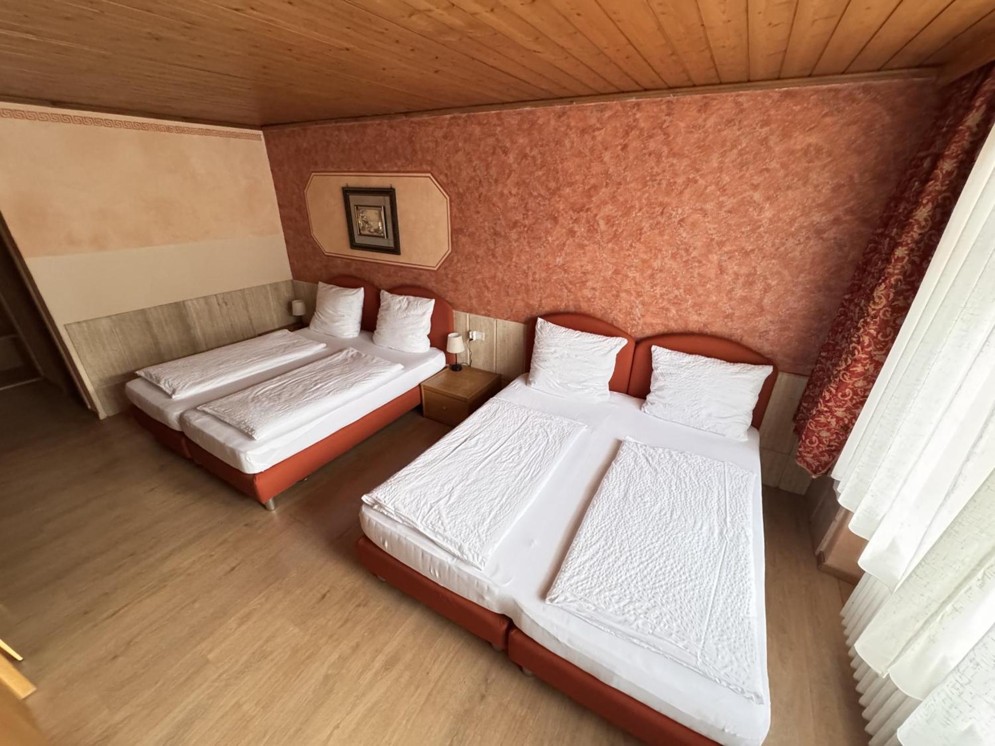 Black Forest Hotel تودتناو الغرفة الصورة